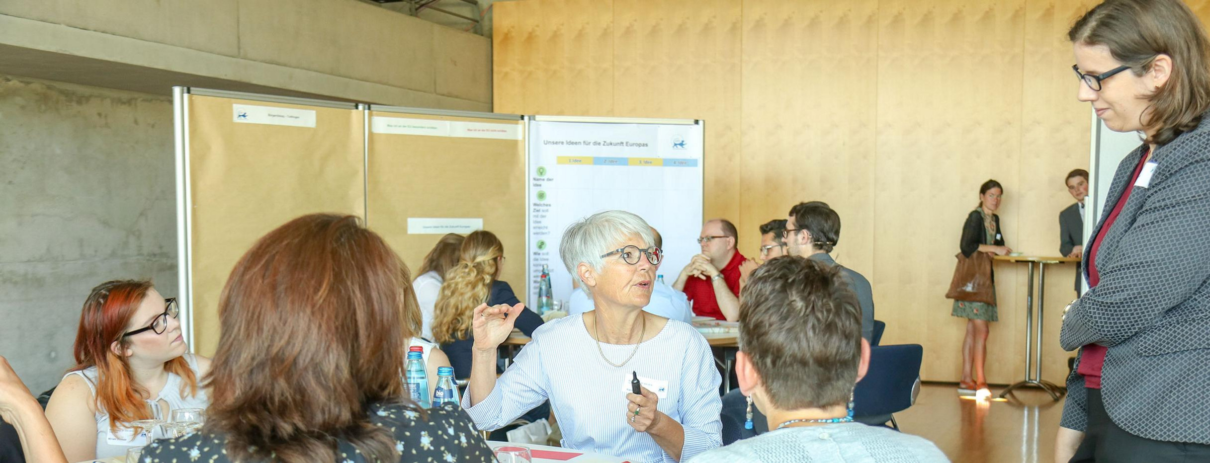 Bürgerinnen und Bürger diskutieren Ende Juni 2018 beim vierten Bürgerdialog im Rahmen des Europadialogs der Landesregierung in Tuttlingen miteinander.